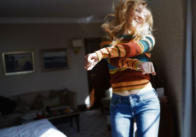 femme qui dance dans la maison